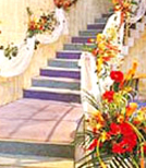憧れのらせん階段です。手すりは純白のクロスと鮮やかなお花が飾られ、演出されています